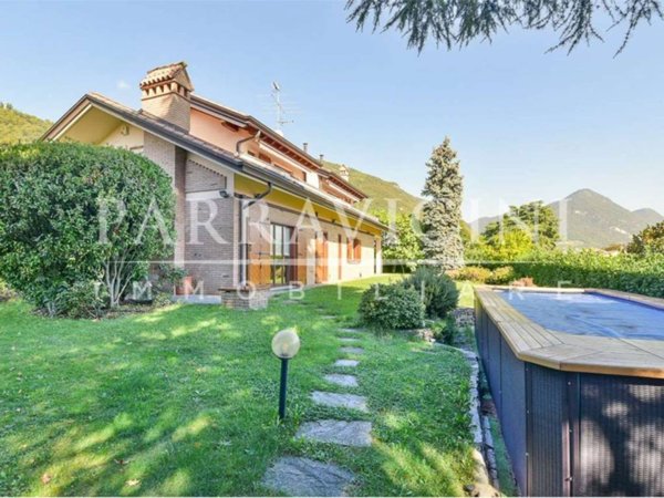 casa indipendente in vendita ad Erba