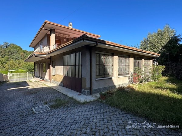 casa indipendente in vendita ad Erba