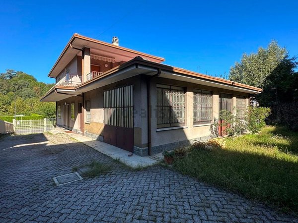 casa indipendente in vendita ad Erba