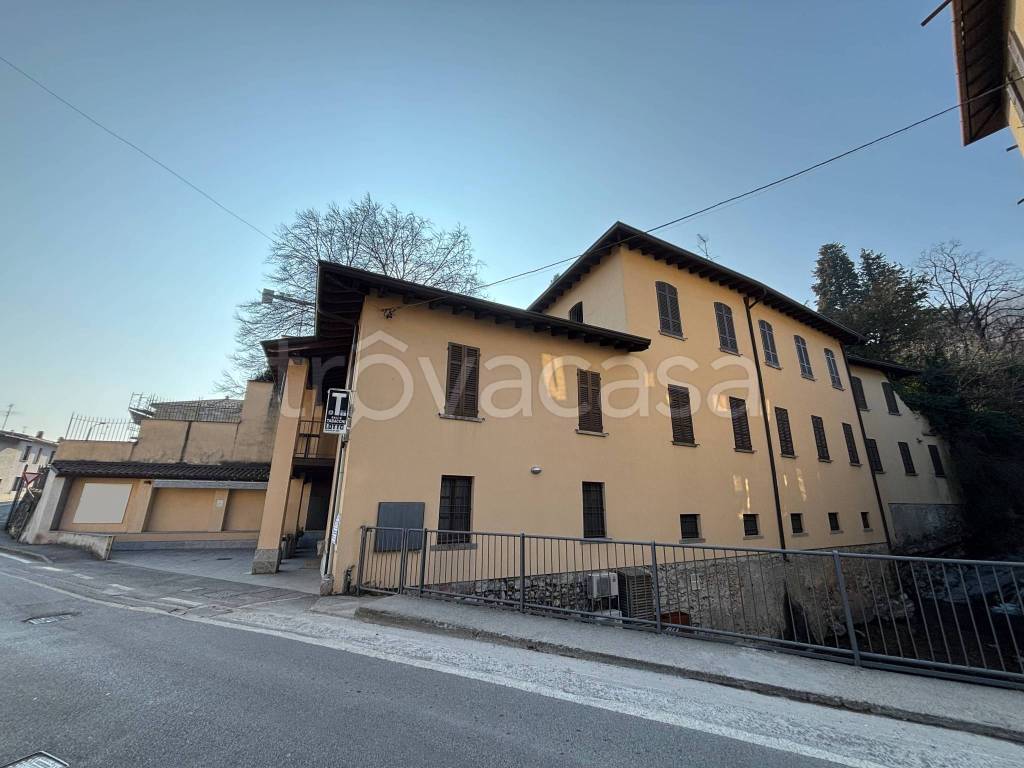 casa indipendente in vendita ad Erba