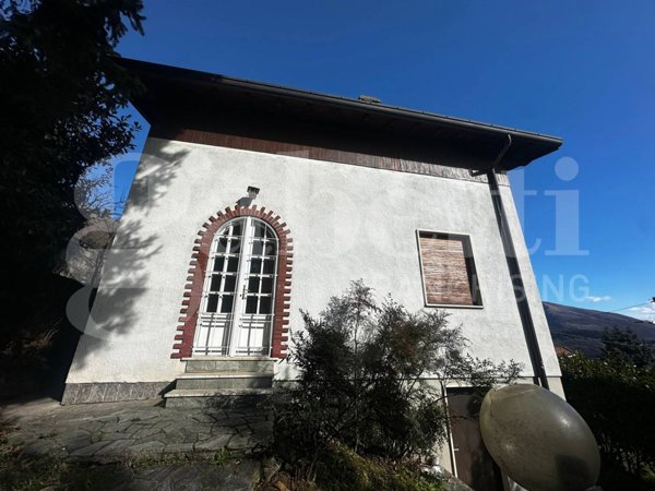 casa indipendente in vendita ad Erba