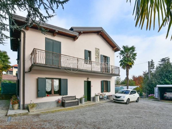 casa indipendente in vendita ad Erba