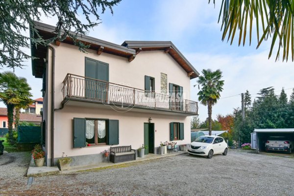 casa indipendente in vendita ad Erba