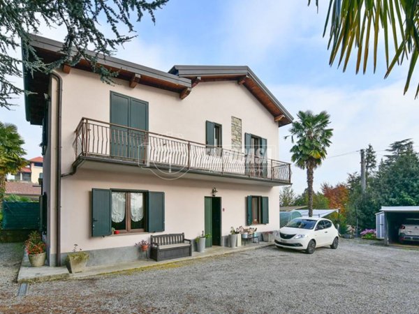 casa indipendente in vendita ad Erba