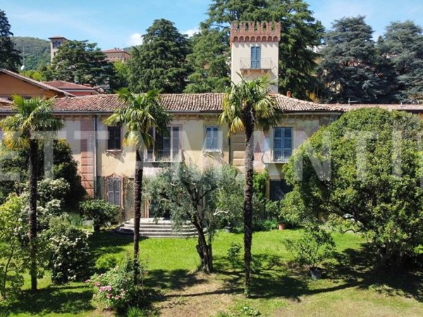 casa indipendente in vendita ad Erba