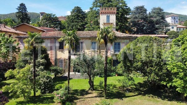 casa indipendente in vendita ad Erba