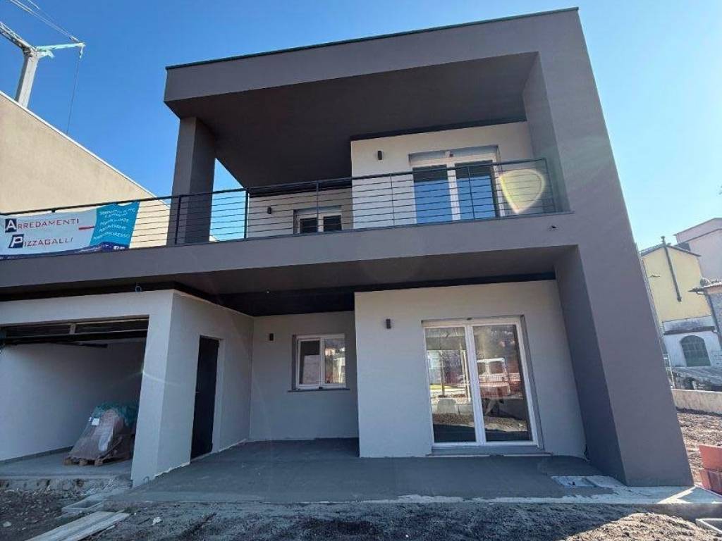 casa indipendente in vendita ad Erba