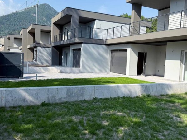 casa indipendente in vendita ad Erba