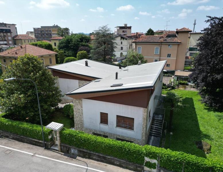 casa indipendente in vendita ad Erba