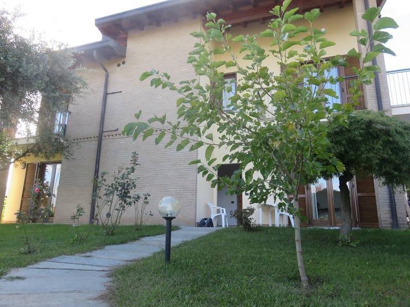 casa indipendente in vendita ad Erba