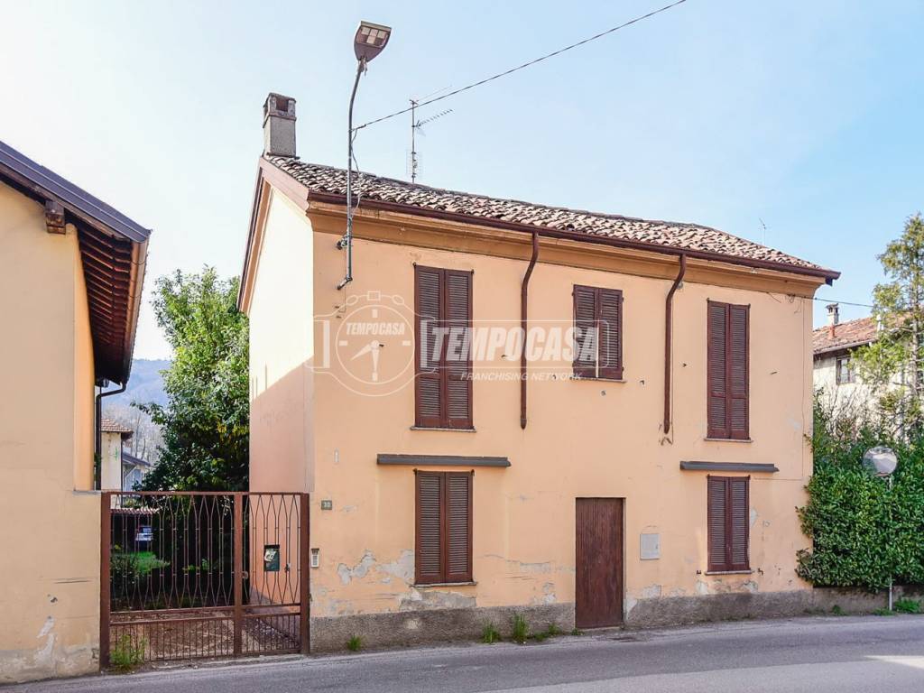 casa indipendente in vendita ad Erba