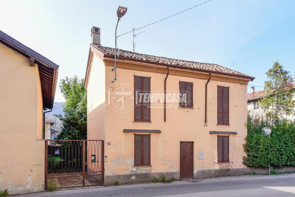 casa indipendente in vendita ad Erba