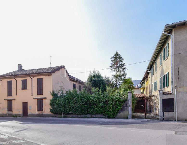 casa indipendente in vendita ad Erba