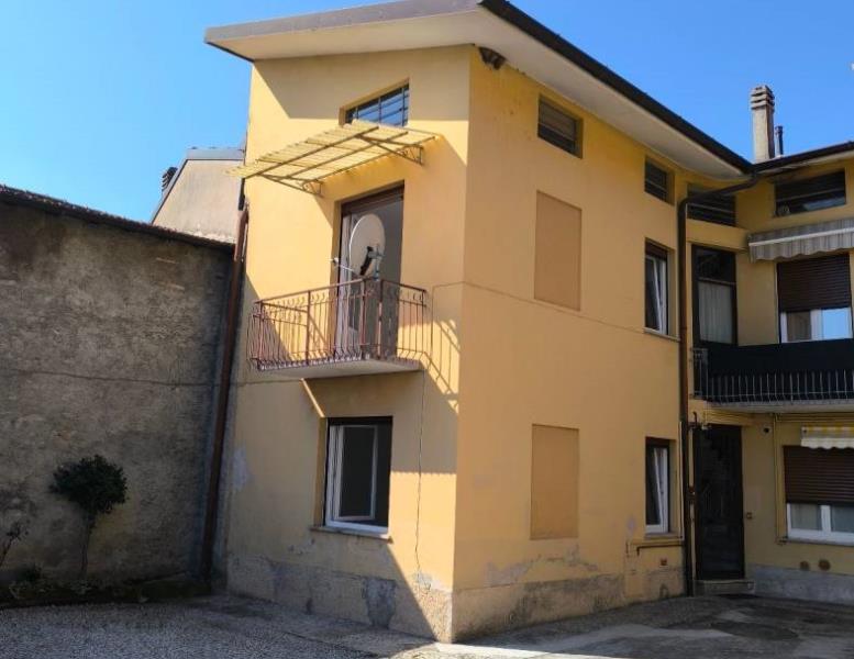 casa indipendente in vendita ad Erba