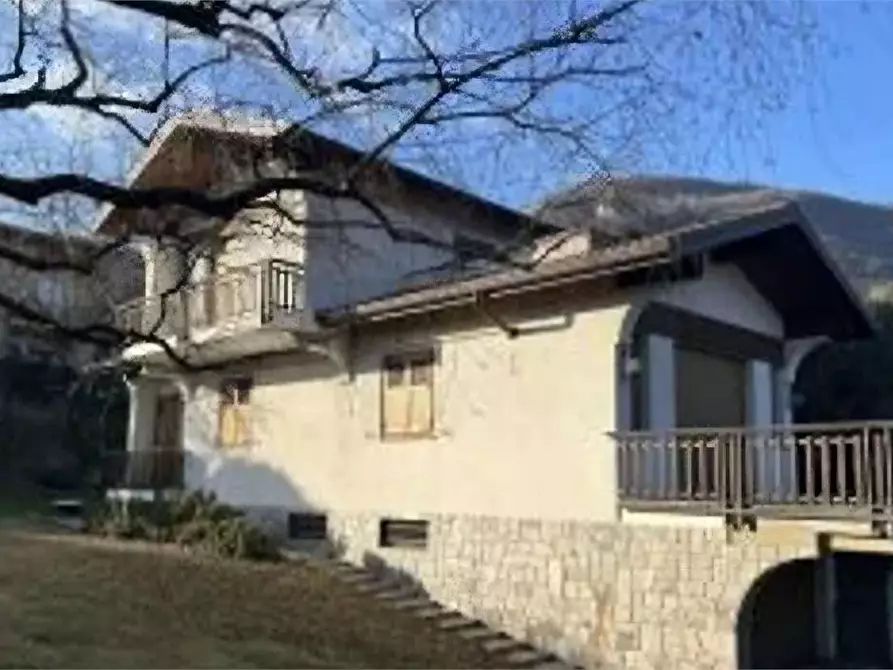 casa indipendente in vendita ad Erba