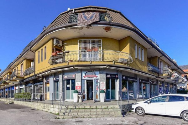 negozio in vendita ad Erba