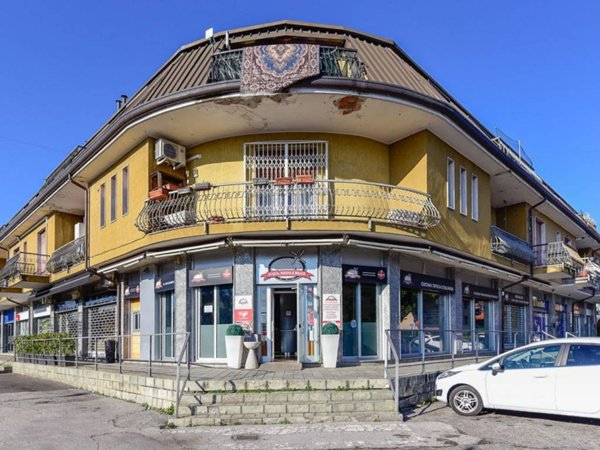 negozio in vendita ad Erba