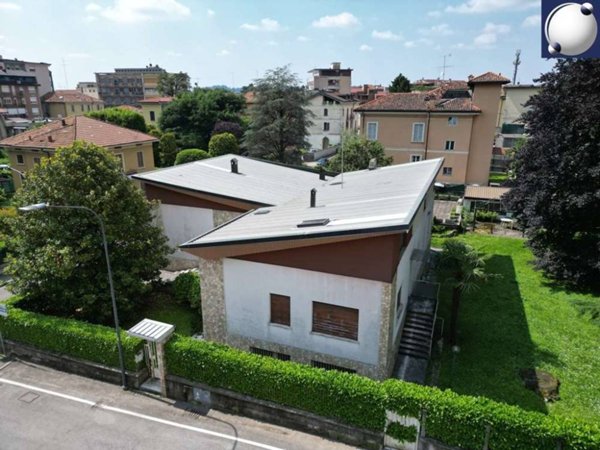 casa indipendente in vendita ad Erba