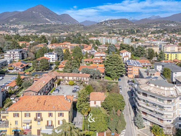 villa in vendita ad Erba