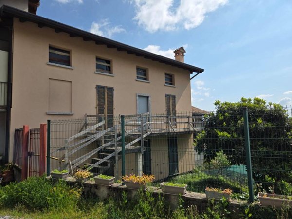casa indipendente in vendita ad Erba