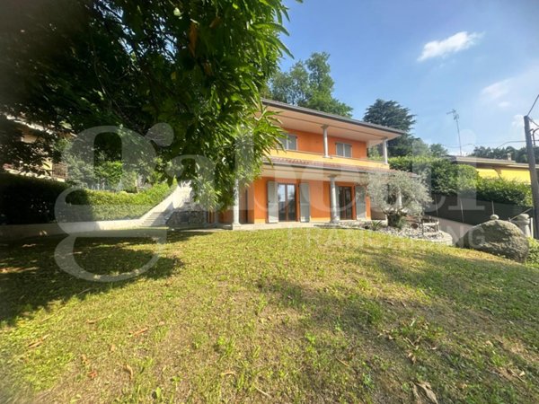 casa indipendente in vendita ad Erba