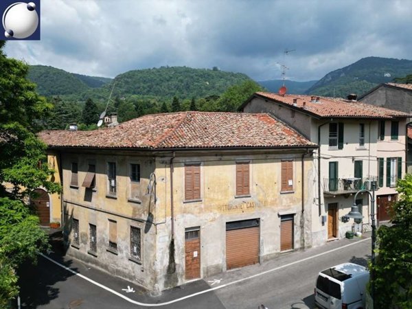 casa indipendente in vendita ad Erba