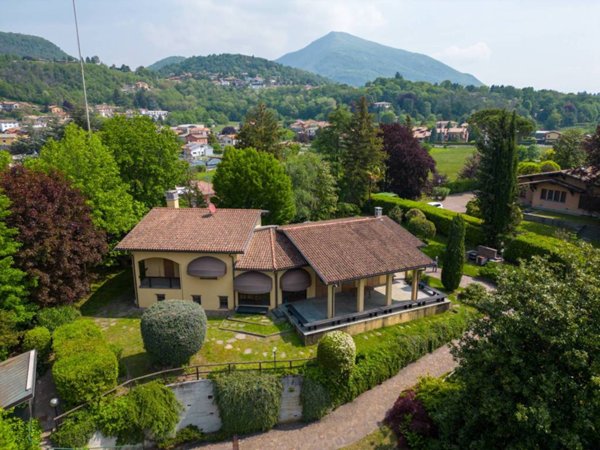 casa indipendente in vendita ad Erba