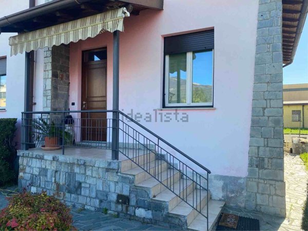 casa indipendente in vendita ad Erba