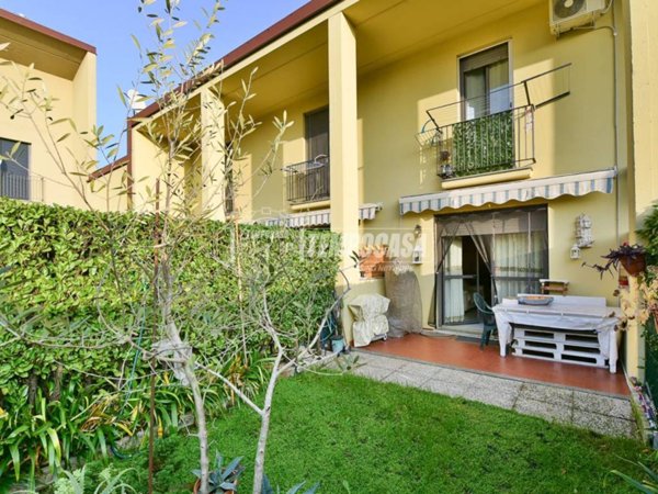 casa indipendente in vendita ad Erba