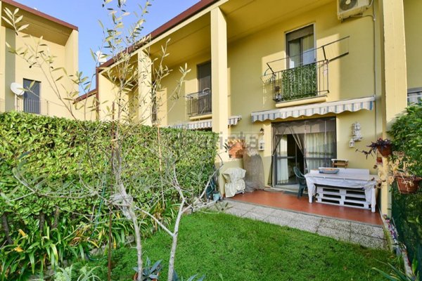 casa indipendente in vendita ad Erba