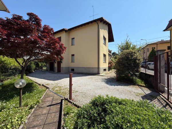 casa indipendente in vendita ad Erba