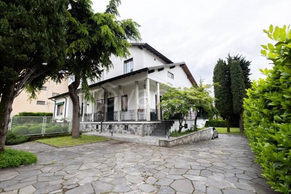 casa indipendente in vendita ad Erba
