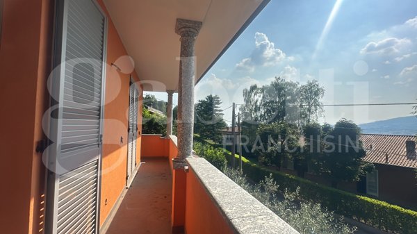 casa indipendente in vendita ad Erba