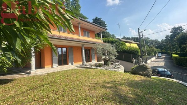 casa indipendente in vendita ad Erba