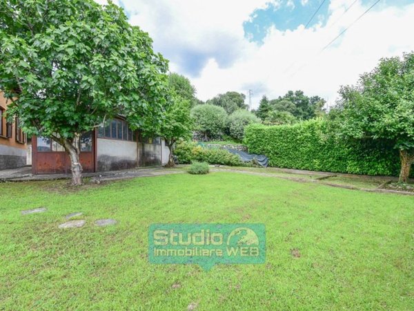 casa indipendente in vendita ad Erba
