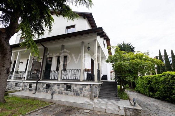 casa indipendente in vendita ad Erba