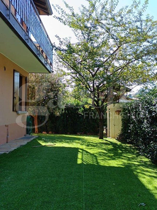 casa indipendente in vendita ad Erba