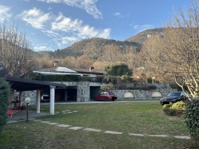 casa indipendente in vendita ad Erba