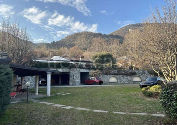 casa indipendente in vendita ad Erba