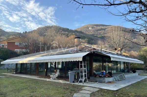 casa indipendente in vendita ad Erba