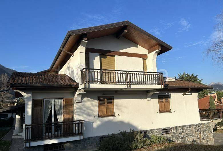 casa indipendente in vendita ad Erba