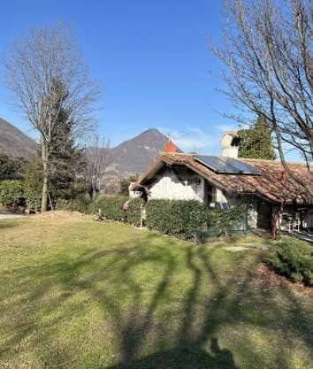 casa indipendente in vendita ad Erba
