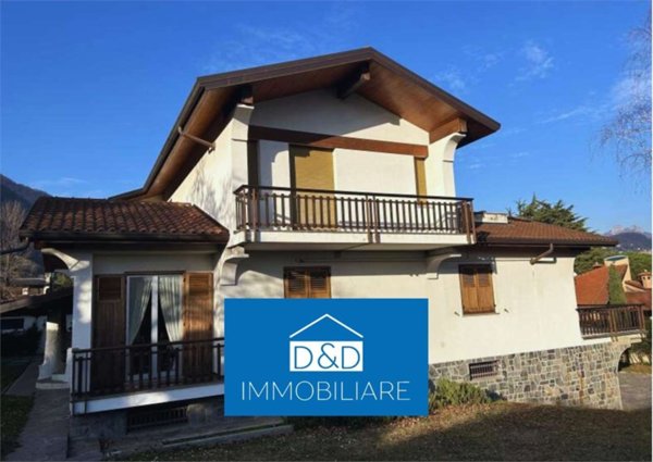 casa indipendente in vendita ad Erba