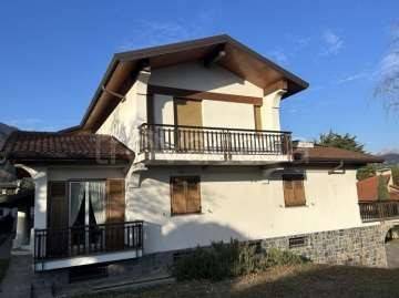casa indipendente in vendita ad Erba