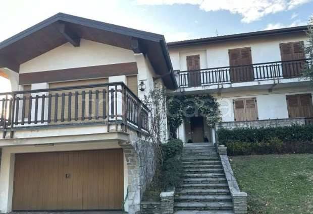 casa indipendente in vendita ad Erba