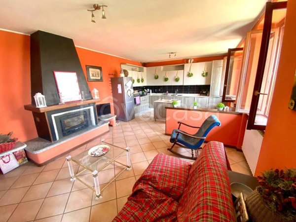 casa indipendente in vendita ad Erba