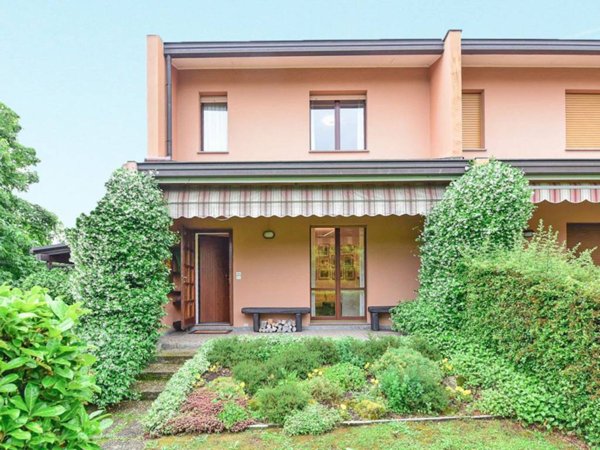 casa indipendente in vendita ad Erba