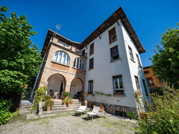 casa indipendente in vendita ad Erba