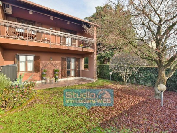 casa indipendente in vendita ad Erba