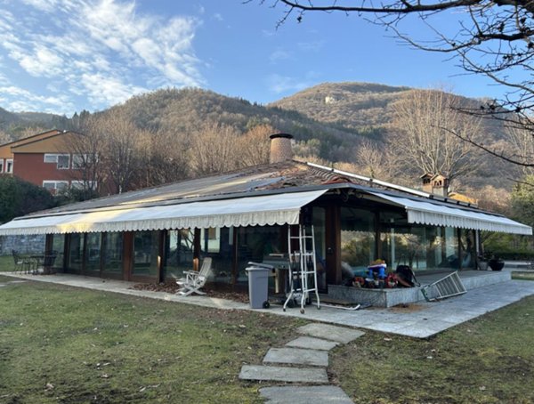 casa indipendente in vendita ad Erba